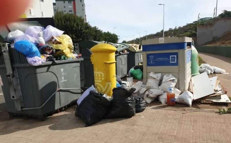 Buzón de Correos rodeado de basura/TA.